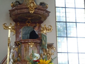 Marie-Christin Noller predigt in der Meißenheimer Kirche