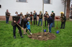 Pflanzung des Baumes, v.l. Bürgermeister Schröder, Pfarrer Adler, Karl Schröder, Markus Reith