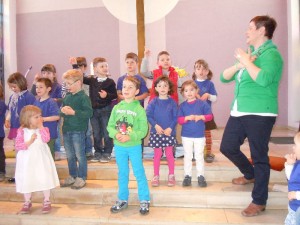 Kinder beim Liedvortrag