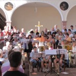 Kirchenchor, Posaunenchor und Gospelchor versammelt bei der Johannismusik